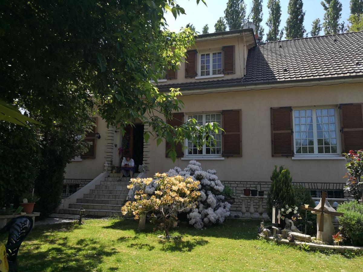 Bed and Breakfast Au Jardin Fleuri Secondigny Exterior foto