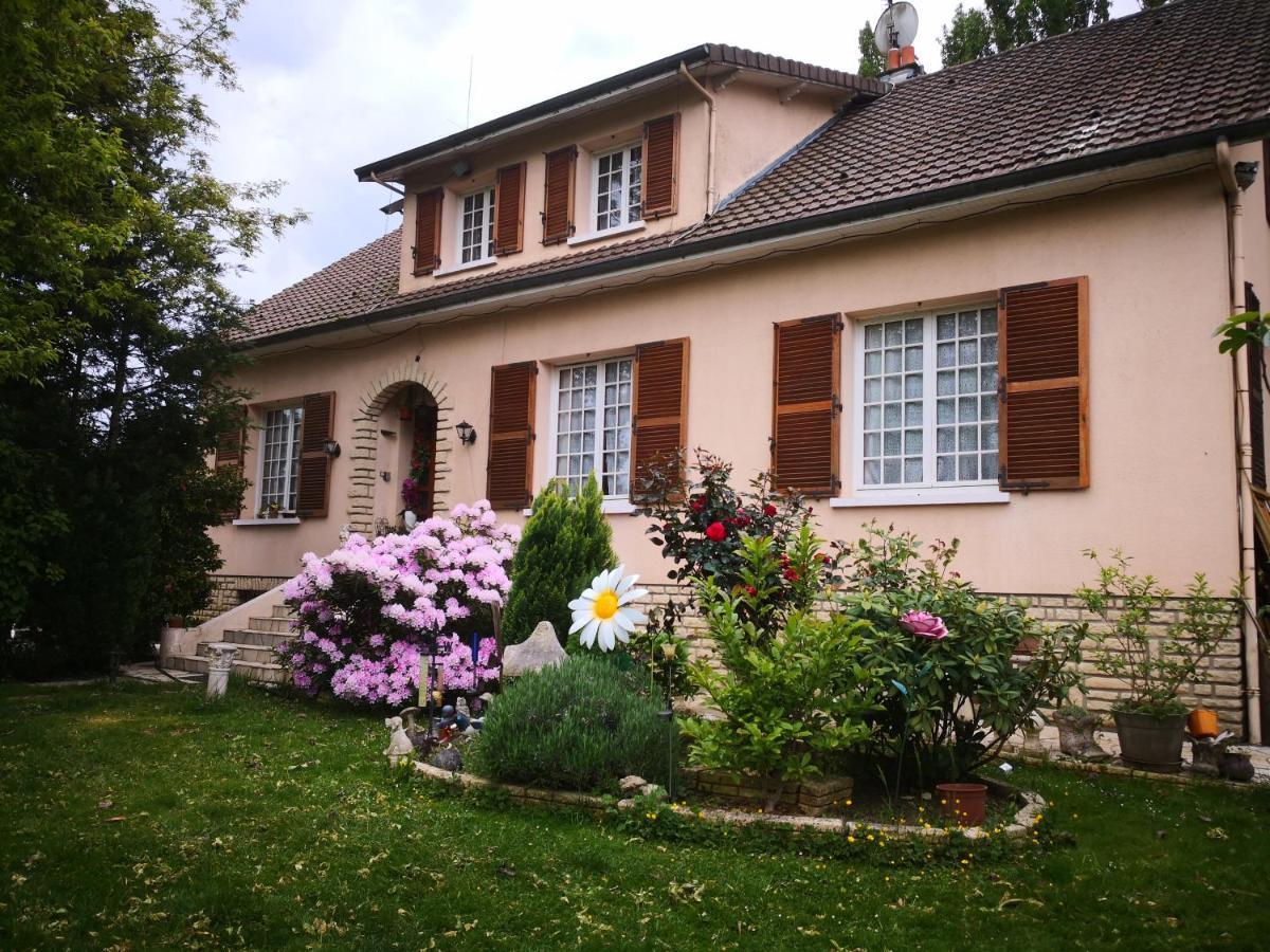 Bed and Breakfast Au Jardin Fleuri Secondigny Exterior foto